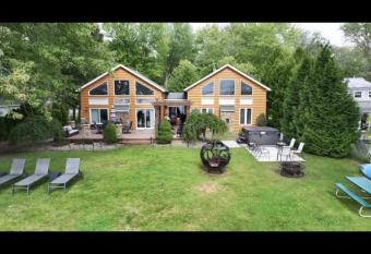 Luxury Lakehouse on Oneida Lake has rooms with a private hot tub