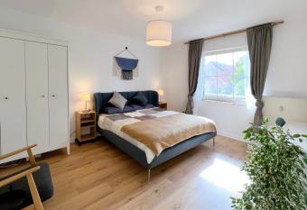 Haus Neuss-1.OG has Balcony rooms