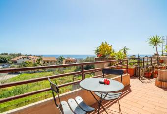 La casa di Carlotta allows 18 year olds to book a room