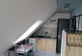 CHAMBRE STUDIO avec KICHENETTE SOLEIL DE NACRE allows 18 year olds to book a room