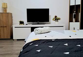 Apartament spatios - zona UTA allows 18 year olds to book a room
