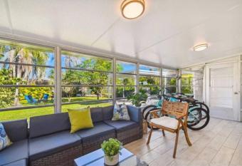 Vanderbilt Mercado Villa Oasis. allows 18 year olds to book a room