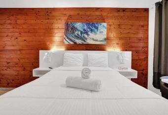 Waves Beach Town Cozy Studio Apartment With Pool allows 18 year olds to book a room