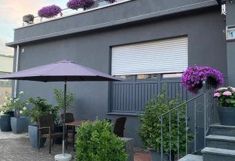 G  nstiges gr  nes Ferienzimmer mit separater moderner Dusche allows 18 year olds to book a room