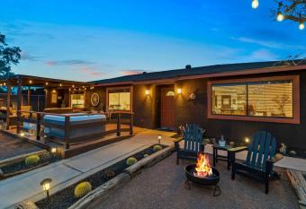 Joshua Tree House with Great View ~ 1 min from visitor center! allows 18 year olds to book a room