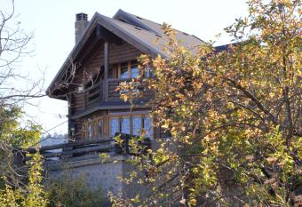 Oreias Chalet has Balcony rooms