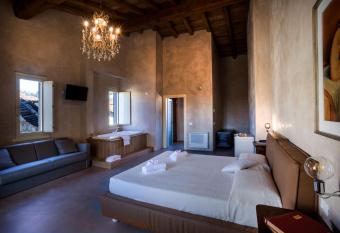 Agriturismo Pratello has rooms with a private hot tub