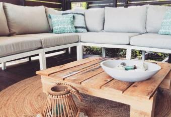 Stylish Family Beach House - 200m to the Beach allows 18 year olds to book a room