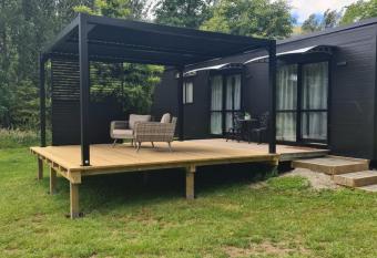 Private Country Cottage has Balcony rooms