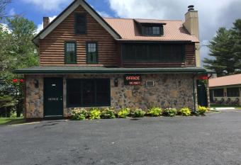 Pine Knoll Hotel Lakeside Lodge & Cabin has Balcony rooms