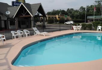 Knights Inn Cleveland GA has Smoking/Balcony rooms