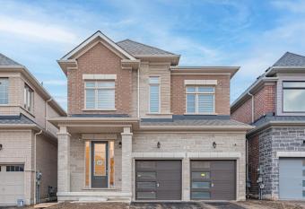 Spacious 5-Bedroom Home with 4.5 Bathrooms: 3 Sassafras Road has Balcony rooms