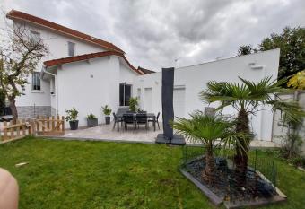 Maison entre Paris et a  roport Cdg has Balcony rooms