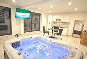 Appartement cosy jacuzzi spa 70M2 has rooms with a private hot tub