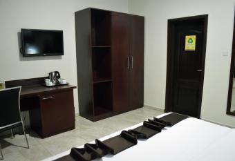 De Santos Hotel allows 18 year olds to book a room