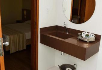   gua Branca Park Hotel has rooms with a private hot tub