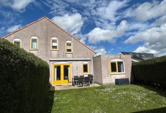 Kustverhuur, Vakantiepark Fort Soleil 60 allows 18 year olds to book a room