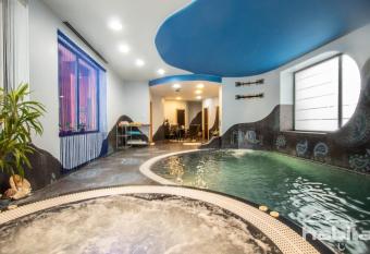 Cozy house with sauna, pool and private garden has rooms with a private hot tub