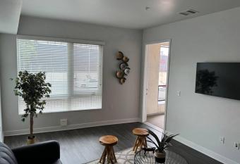 Chic Luxury Condo near Hollywood has rooms with a private hot tub