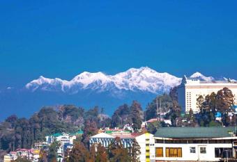 The Rooftop has Smoking rooms