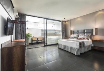 Hotel Cartagena DC has rooms with a private hot tub