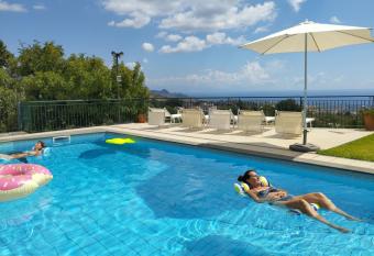 Villa Capogrecale has rooms with a private hot tub