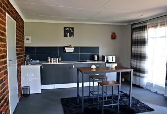 Peaceful Mountain Cottage :Hikes/Boma/Animals/Pool has Balcony rooms