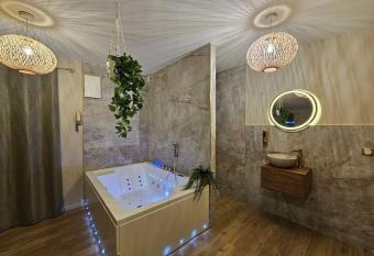 La Parenth  se - Votre Cocon au Centre d Oyonnax allows 18 year olds to book a room