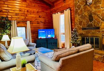 Cozy cabin close to Virginia Tech and Radford University has Balcony rooms