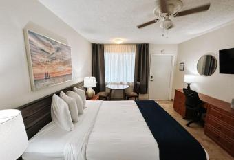 Waves Beach Town Cozy Studio Apartment allows 18 year olds to book a room