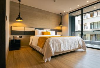 Balmoral Plaza Hotel has Balcony rooms