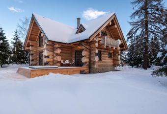 Zrub LUXIS has rooms with a private hot tub