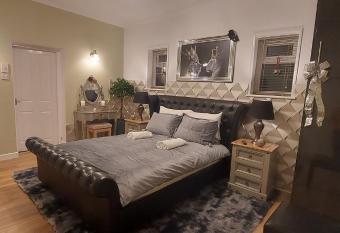 OLIVE TREE - 2 Master bedroom (sleeps 6) has Balcony rooms