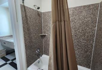 Scottish Inn & Suites Sam Houston Parkway has Smoking rooms