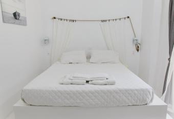 Golden Star Praxitelous has Balcony rooms