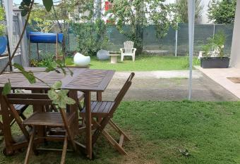 Studio en rez-de jardin clos - proche de toutes les commodit  s - Le Lamentin allows 18 year olds to book a room