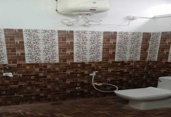 OYO Chakeri Crystal allows 18 year olds to book a room