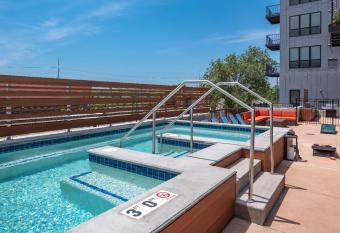 2br Skyline Apt With Panoramic Views Downtown has Balcony rooms