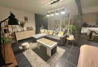 L    Heure Tranquille has Balcony rooms