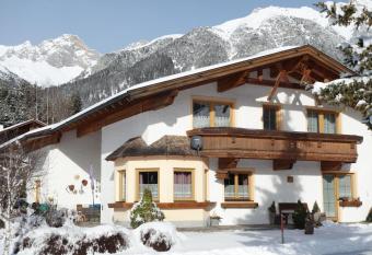 Landhaus Elena - Wohnung Elena has Balcony rooms