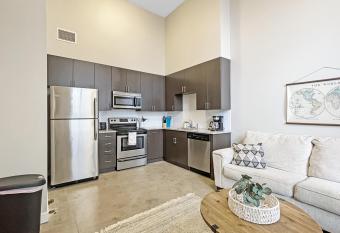 Large 1 Bed Apt In The Heart Of Downtown has Balcony rooms
