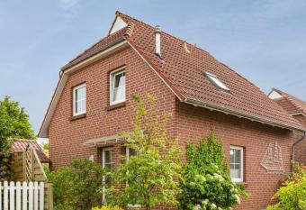 H  bsche OG-Wohnung f  r mx. 3 Personen im Herzen von Ne  mersiel allows 18 year olds to book a room