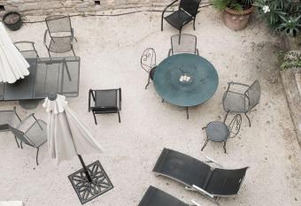 Le Clos Chaillot has Balcony rooms