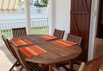 Maison de 3 chambres avec jardin clos et wifi a Petit Canal a 4 km de la plage has Balcony rooms