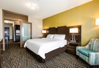 Holiday Inn Express & Suites Spruce Grove - Stony Plain, an IHG Hotel has rooms with a private hot tub