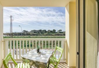 Les Embruns has Smoking/Balcony rooms