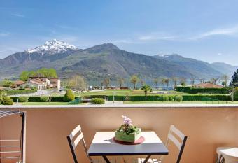 Casa vacanze vigna del Lago has Balcony rooms