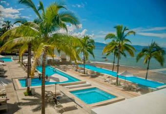 Harbor 13008A Artistic beachfront studio by Moikkarentals has rooms with a private hot tub