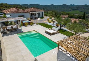 Villa Can Sol 83 Luxe - Pierrefeu - Piscine&Jacuzzi - 6p has rooms with a private hot tub