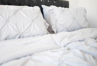 1BR/1B Plush Peaceful Escape allows 18 year olds to book a room